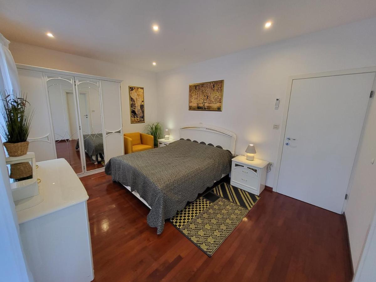 Blue With Whirlpool, Bbq And Wifi Villa